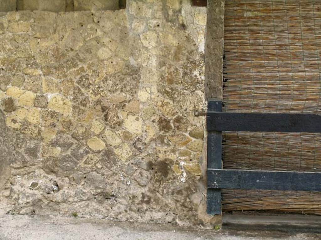 V.4, Herculaneum, May 2005. Exterior façade on north side of doorway, on east side of Cardo IV.
Photo courtesy of Nicolas Monteix.